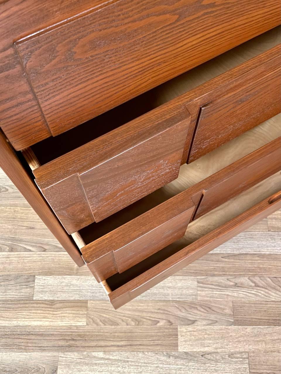 Neu lackiert - Mid-Century Modern 4-Schublade Geometric Highboy Dresser (Mitte des 20. Jahrhunderts) im Angebot