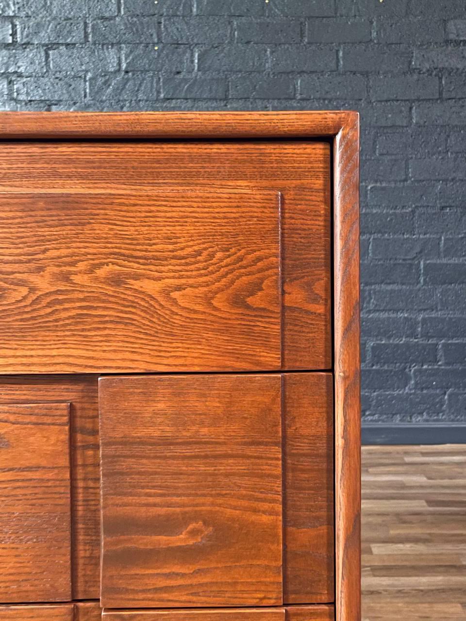 Neu lackiert - Mid-Century Modern 4-Schublade Geometric Highboy Dresser (Eichenholz) im Angebot