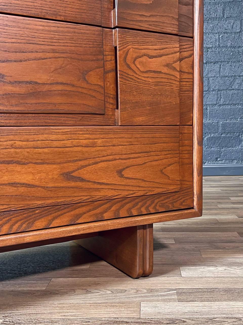 Neu lackiert - Mid-Century Modern 4-Schublade Geometric Highboy Dresser im Angebot 1