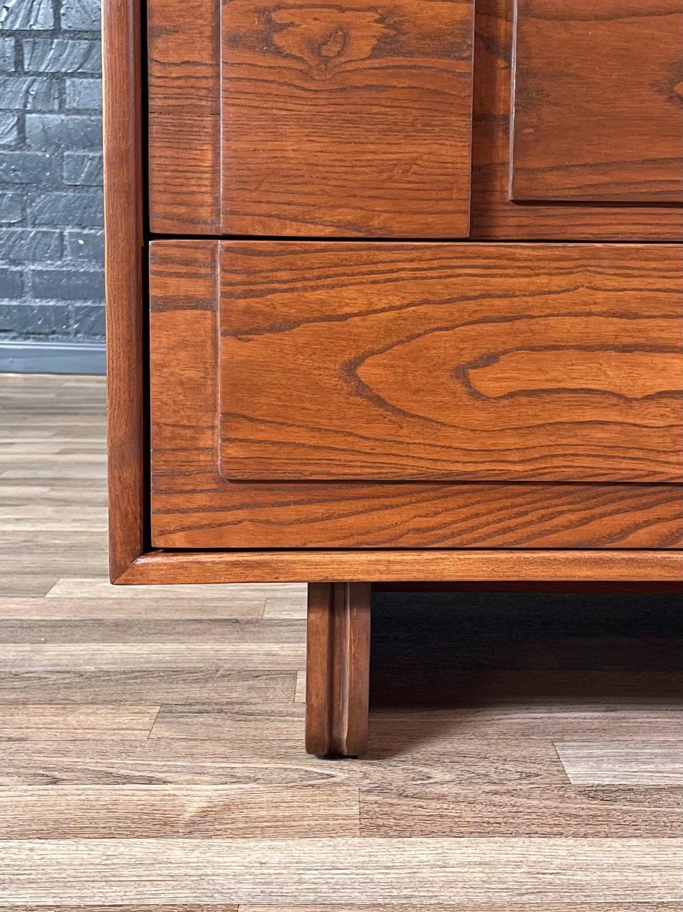 Neu lackiert - Mid-Century Modern 4-Schublade Geometric Highboy Dresser im Angebot 2