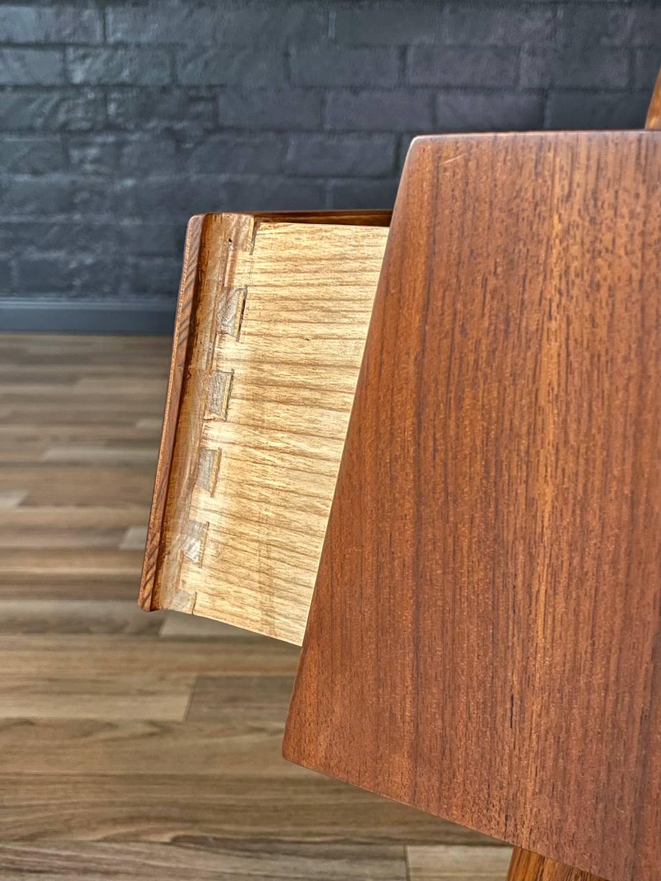 Newly Refinished - Mid-Century Modern 4-Tier Sculpted Walnut Bookshelf For Sale 4