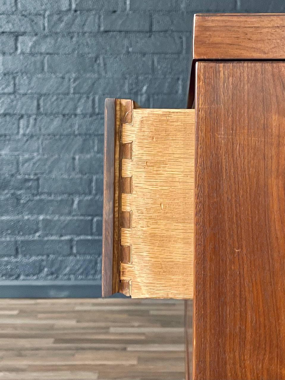 Nuovo, appena rifinito - Comò in noce a 6 cassetti in stile Mid-Century Modern in vendita 3
