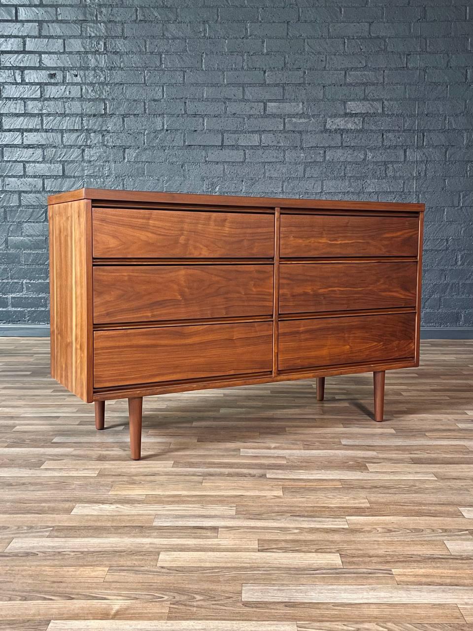 Condit: Rifinito con perizia

Con oltre 15 anni di esperienza, il nostro laboratorio ha seguito un attento processo di restauro, mettendo in mostra la nostra passione e la nostra creatività per gli am designs vintage che possono essere integrati