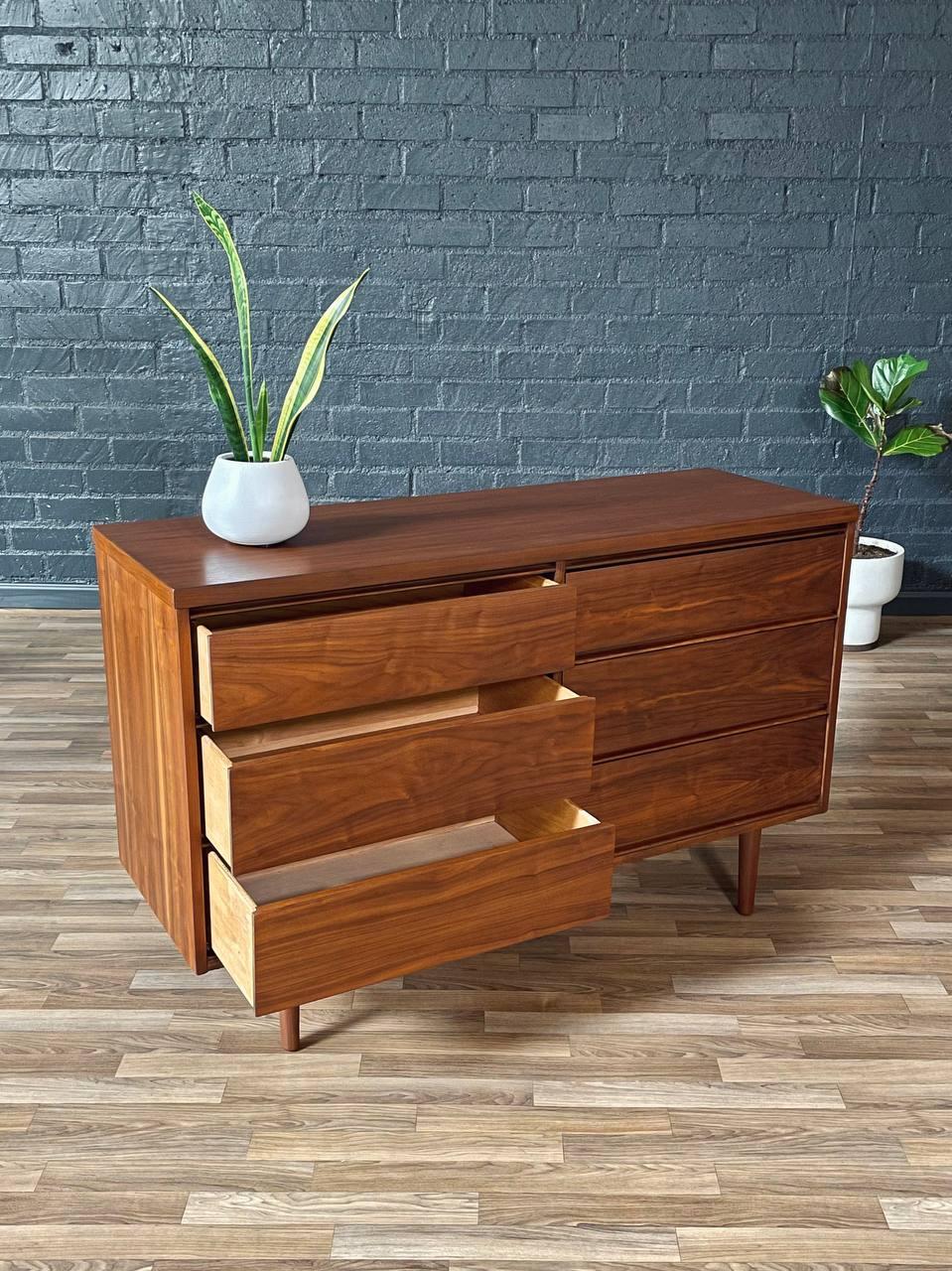 Mid-Century moderno Nuovo, appena rifinito - Comò in noce a 6 cassetti in stile Mid-Century Modern in vendita