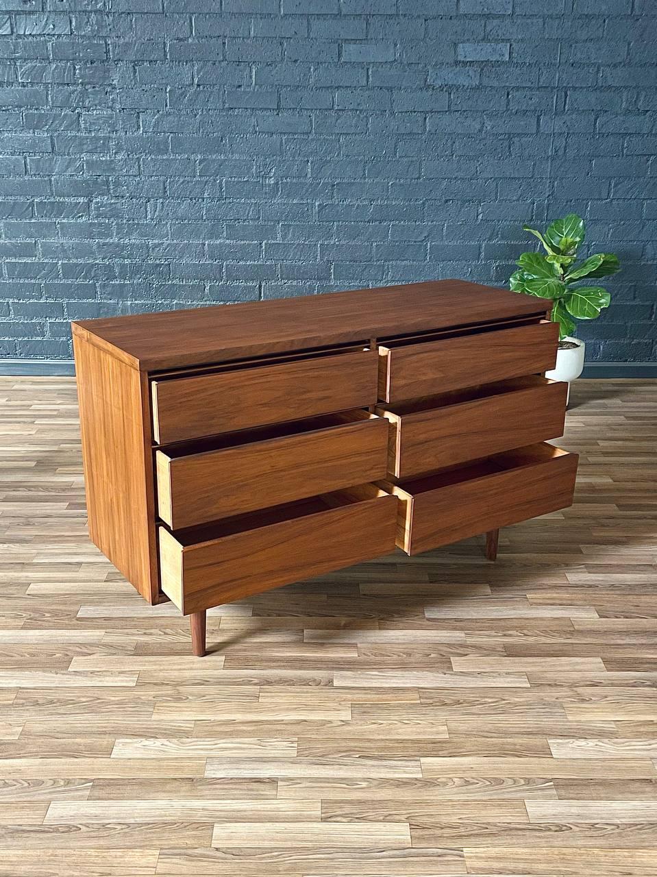 Newly Refinished - Mid-Century Modern 6-Drawer Walnut Dresser In Excellent Condition In Los Angeles, CA