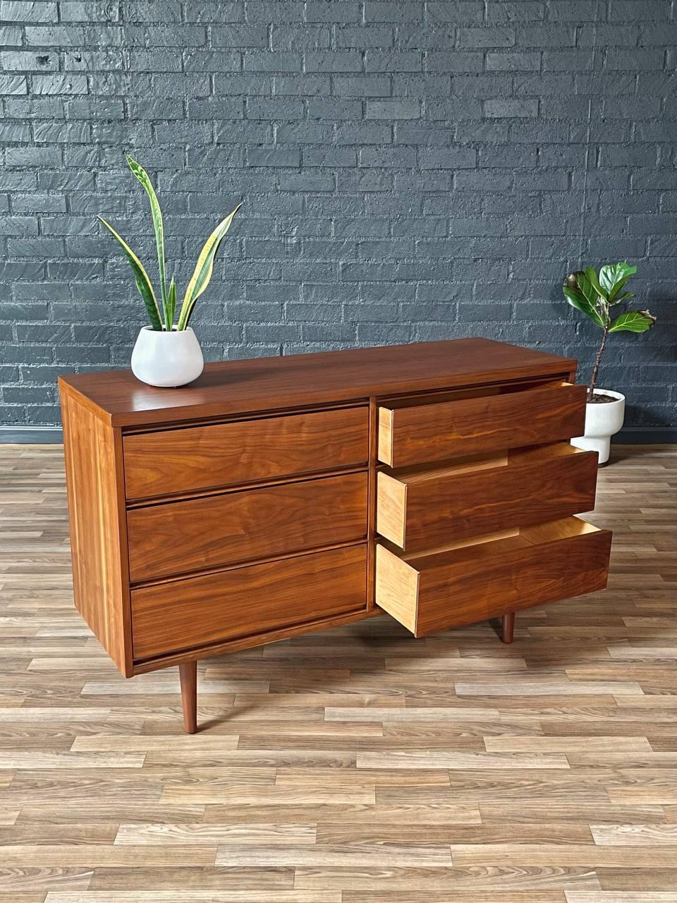 Americano Nuovo, appena rifinito - Comò in noce a 6 cassetti in stile Mid-Century Modern in vendita