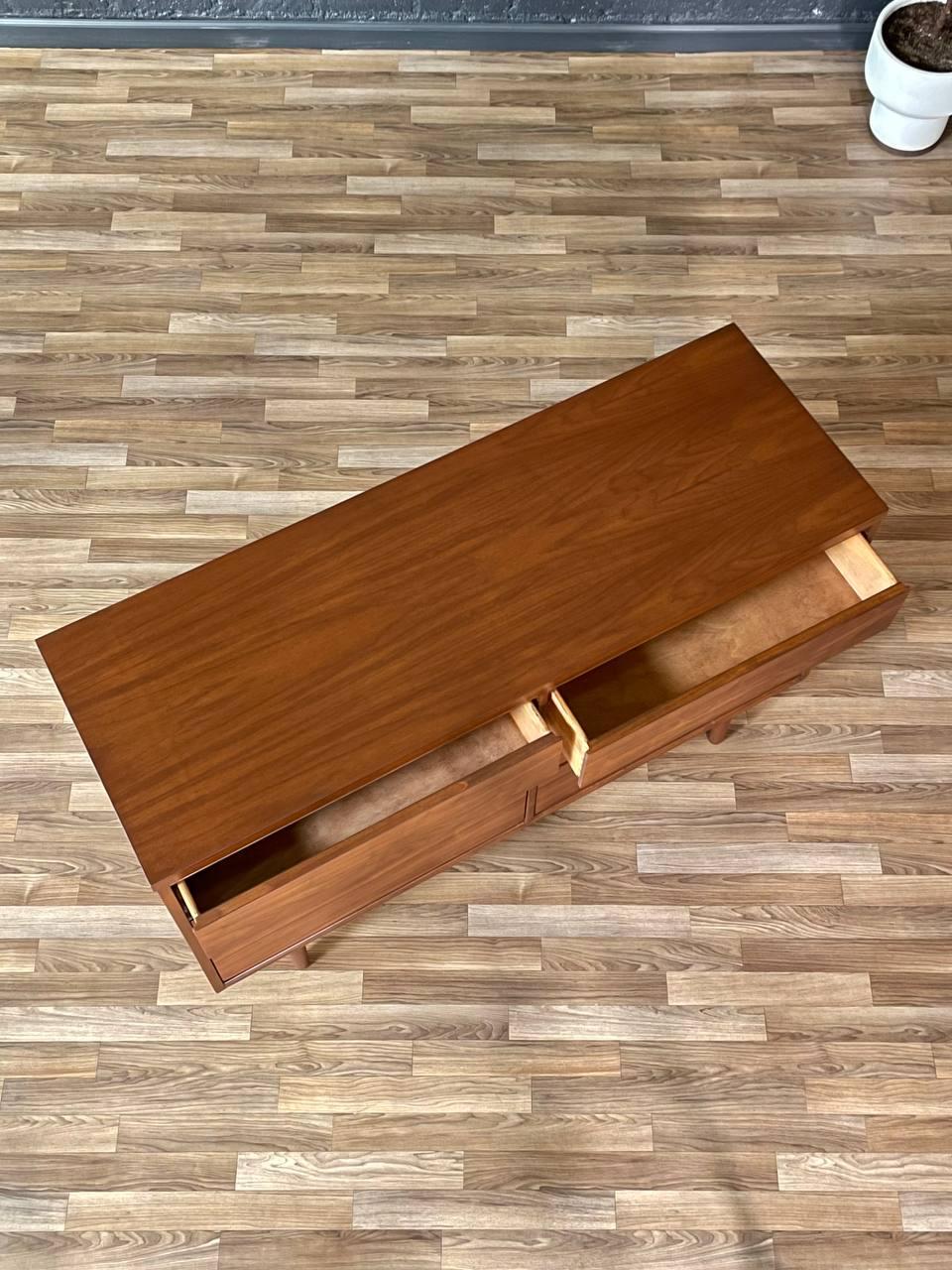 Metà XX secolo Nuovo, appena rifinito - Comò in noce a 6 cassetti in stile Mid-Century Modern in vendita