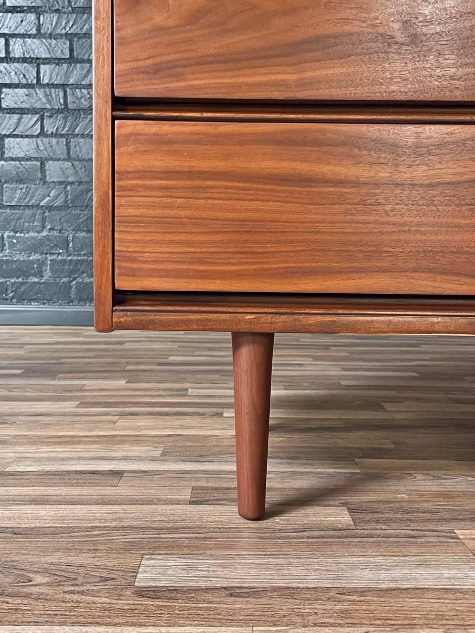 Nuovo, appena rifinito - Comò in noce a 6 cassetti in stile Mid-Century Modern in vendita 2