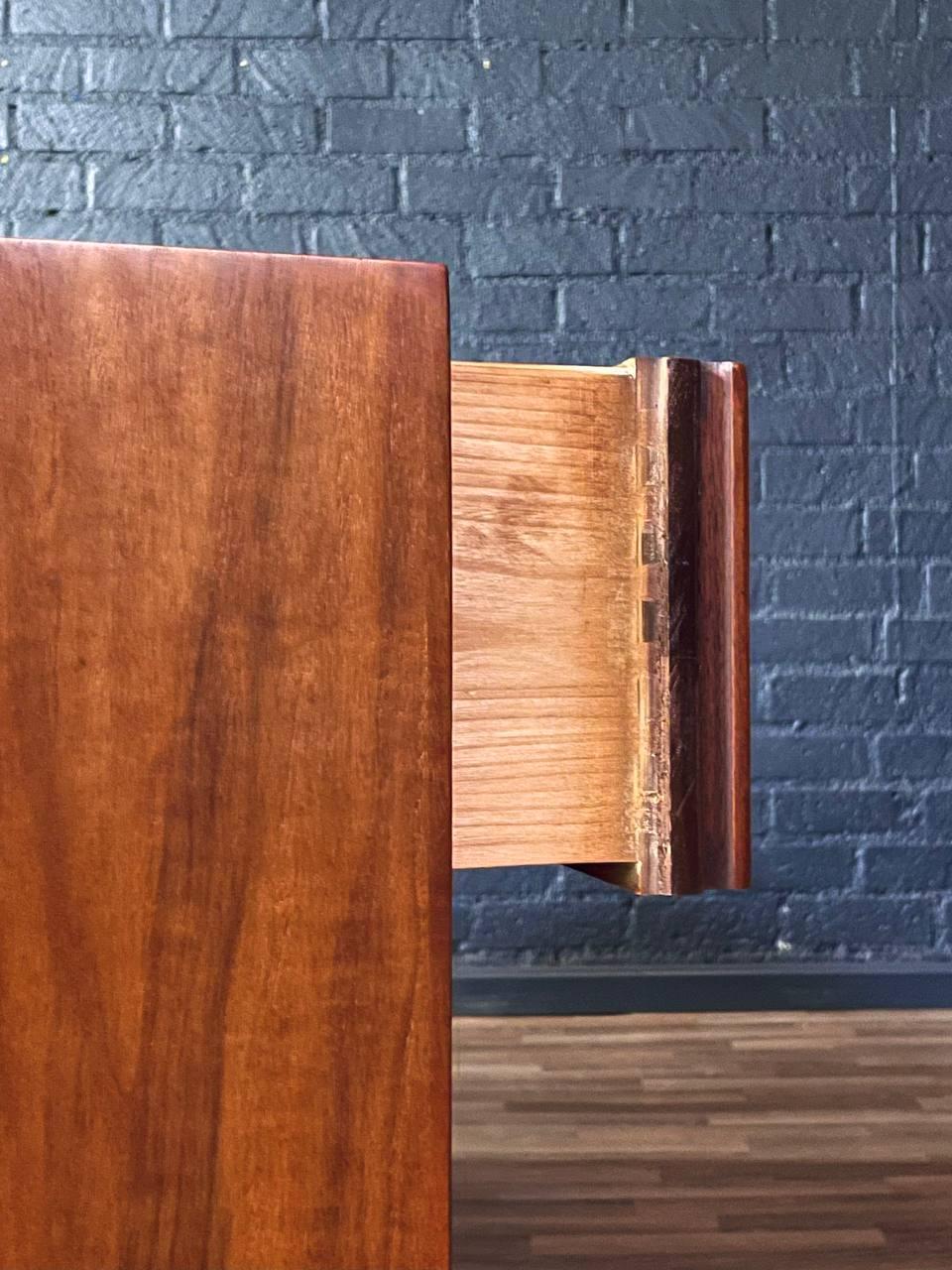 Newly Refinished - Mid-Century Modern 9-Drawer Dresser by Red Lion For Sale 4