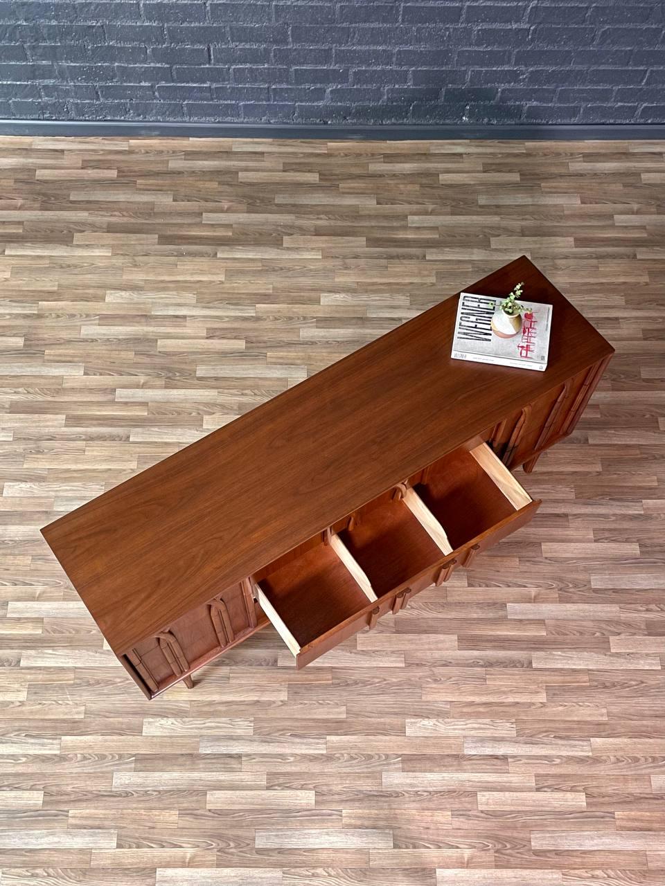 Walnut Newly Refinished - Mid-Century Modern 9-Drawer Dresser by Red Lion For Sale