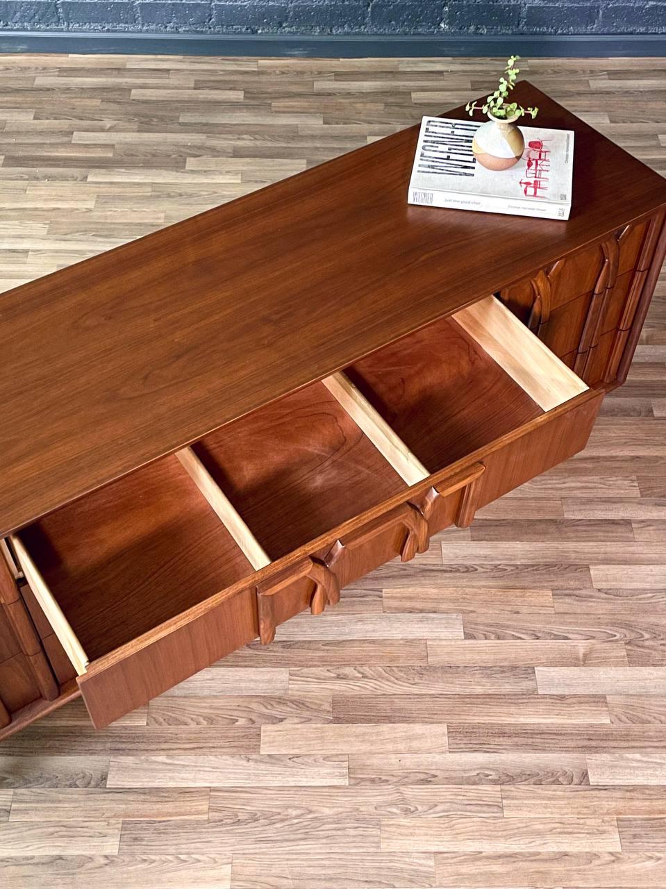 Newly Refinished - Mid-Century Modern 9-Drawer Dresser by Red Lion For Sale 1