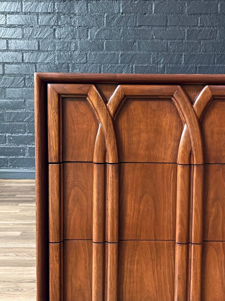 Newly Refinished - Mid-Century Modern 9-Drawer Dresser by Red Lion For Sale 2