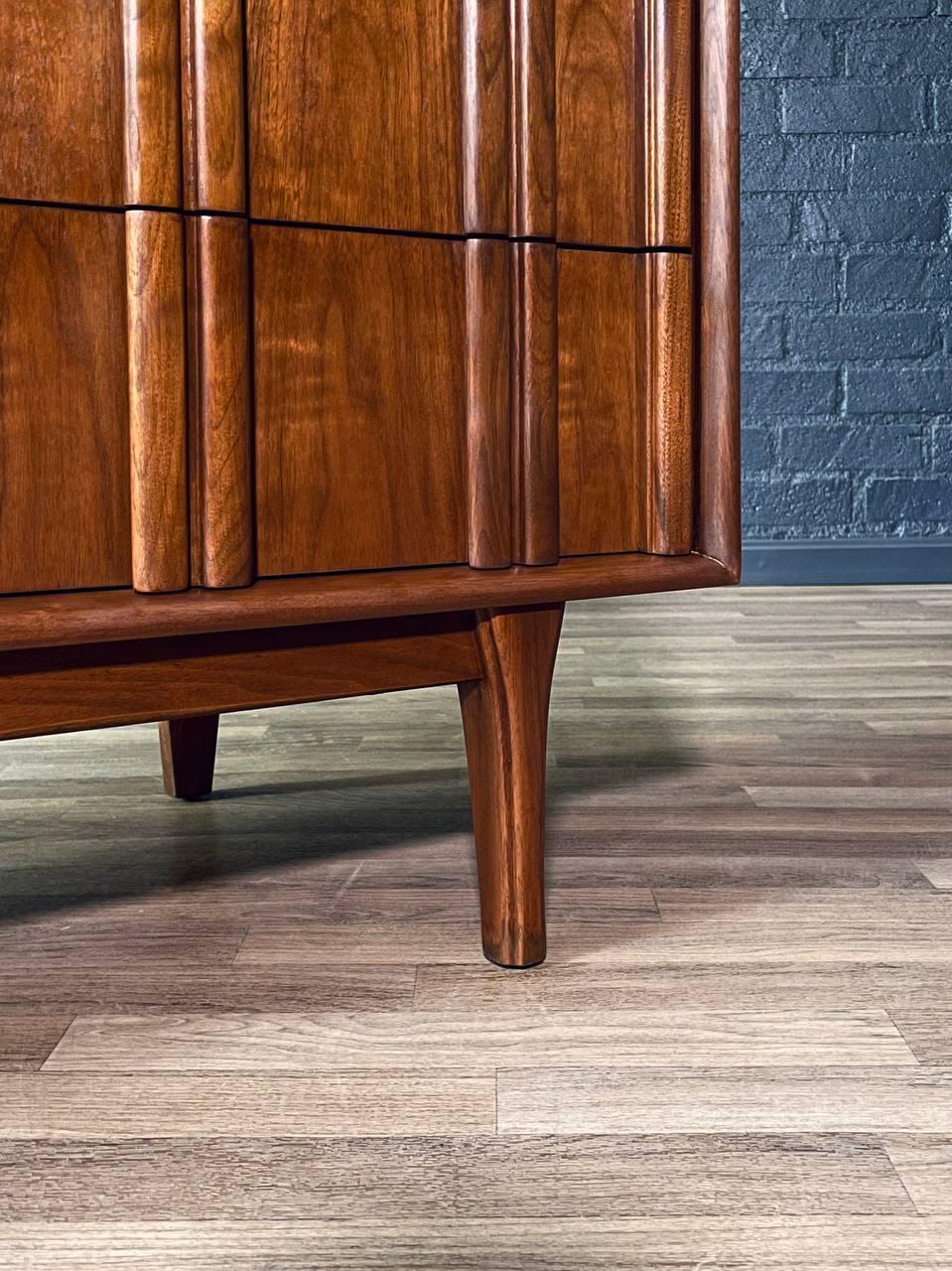Newly Refinished - Mid-Century Modern 9-Drawer Dresser by Red Lion For Sale 3