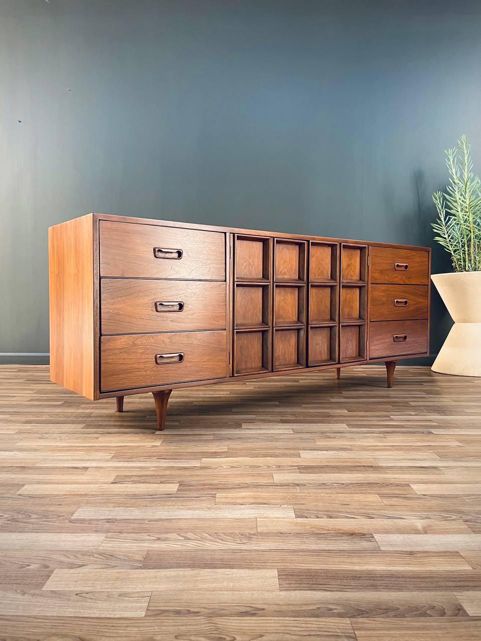 Avec plus de 15 ans d'expérience, notre atelier a suivi un processus de restauration minutieux, mettant en valeur notre passion et notre créativité pour les designs vintage qui peuvent s'intégrer de manière transparente à de nombreux décors