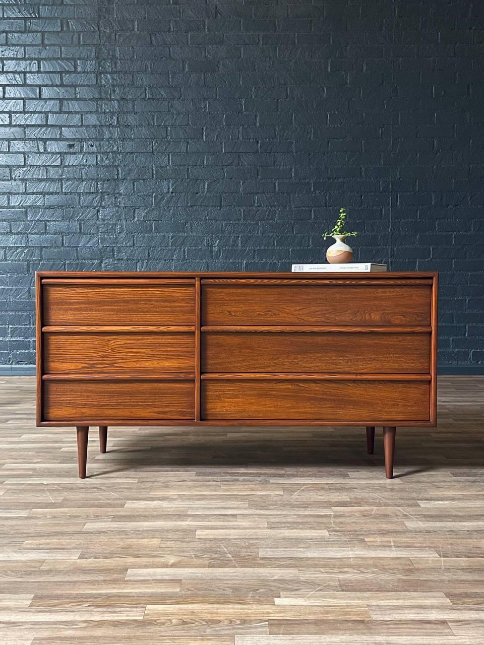 Condition: Expertly Refinished

With over 15 years of experience, our workshop has followed a careful process of restoration, showcasing our passion and creativity for vintage designs that can seamlessly be incorporated with many interior decors.