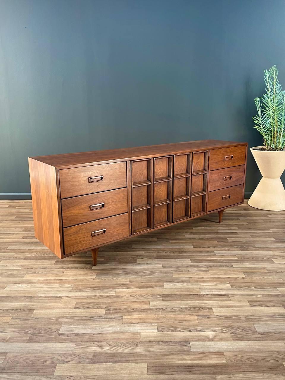 Américain Refinished Newly - Mid-Century Modern 9-Drawer Dresser (commode à 9 tiroirs)