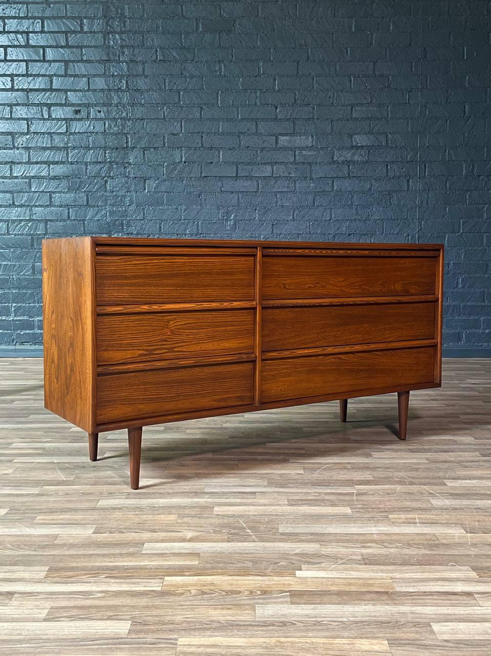 American Newly Refinished - Mid-Century Modern 6-Drawer Dresser For Sale