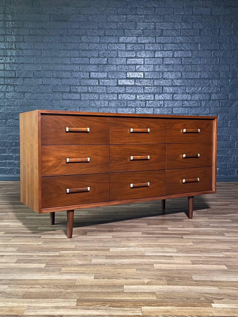 Mid-Century moderno Nuovo, appena rifinito - Comò a 9 cassetti in stile Mid-Century Modern in vendita