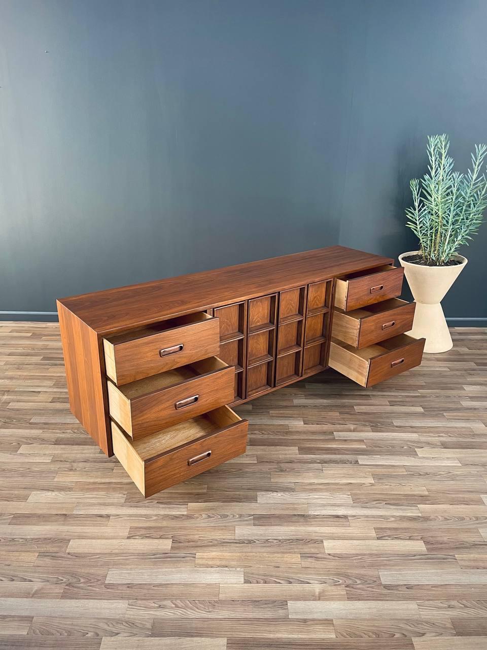Refinished Newly - Mid-Century Modern 9-Drawer Dresser (commode à 9 tiroirs) Excellent état à Los Angeles, CA