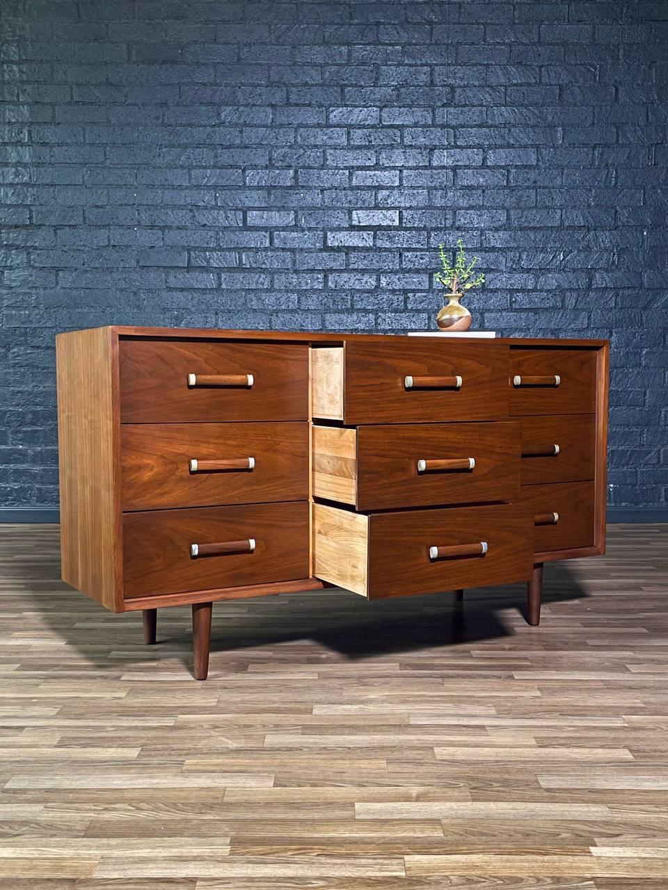 Americano Nuovo, appena rifinito - Comò a 9 cassetti in stile Mid-Century Modern in vendita
