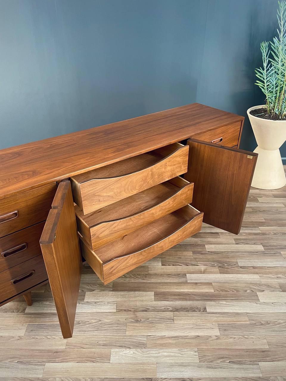 Milieu du XXe siècle Refinished Newly - Mid-Century Modern 9-Drawer Dresser (commode à 9 tiroirs)