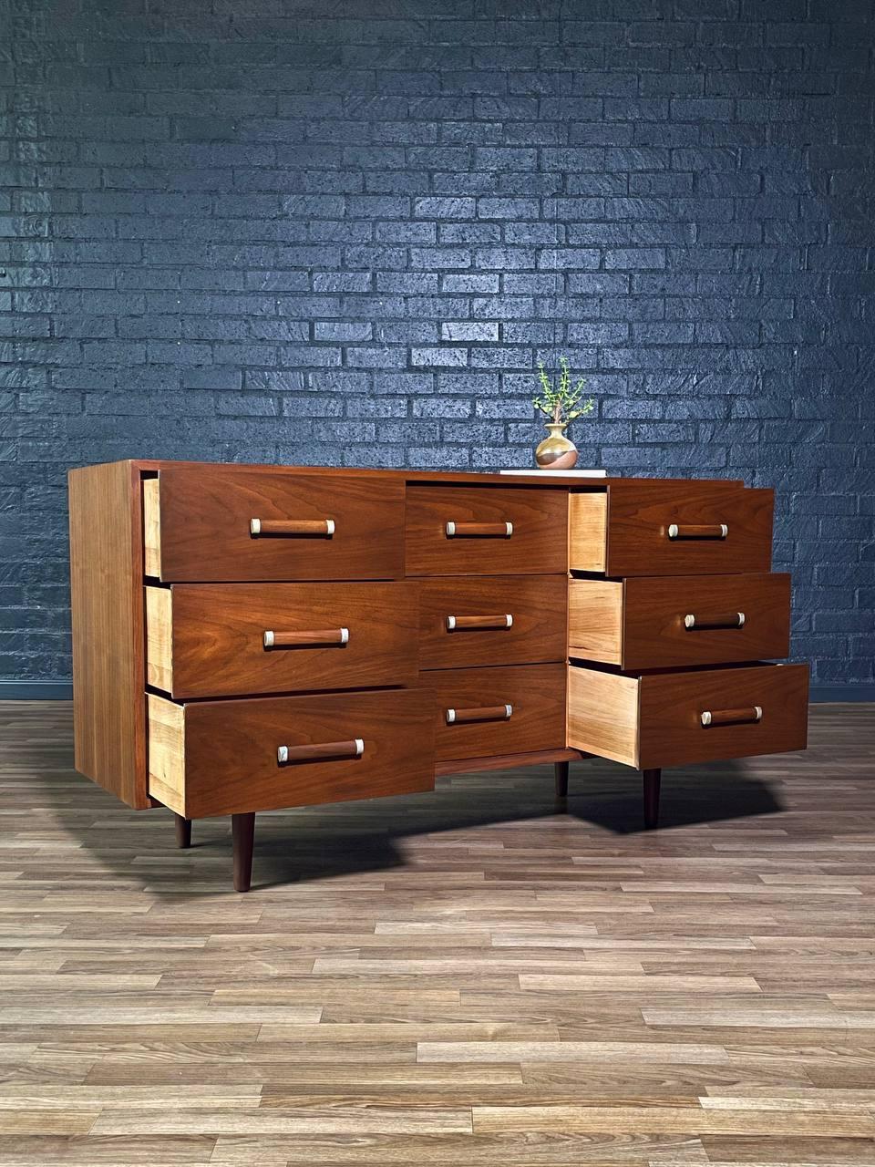 Nuovo, appena rifinito - Comò a 9 cassetti in stile Mid-Century Modern In condizioni ottime in vendita a Los Angeles, CA