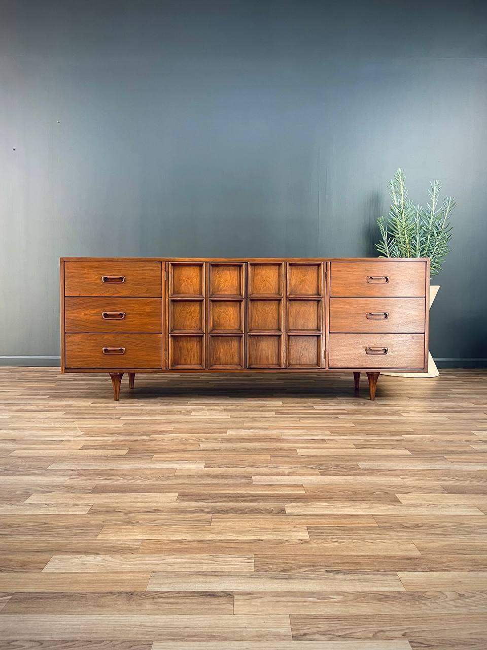 Noyer Refinished Newly - Mid-Century Modern 9-Drawer Dresser (commode à 9 tiroirs)