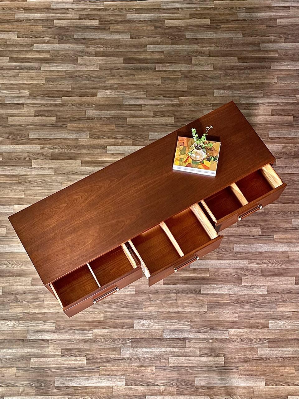 Fine XX secolo Nuovo, appena rifinito - Comò a 9 cassetti in stile Mid-Century Modern in vendita