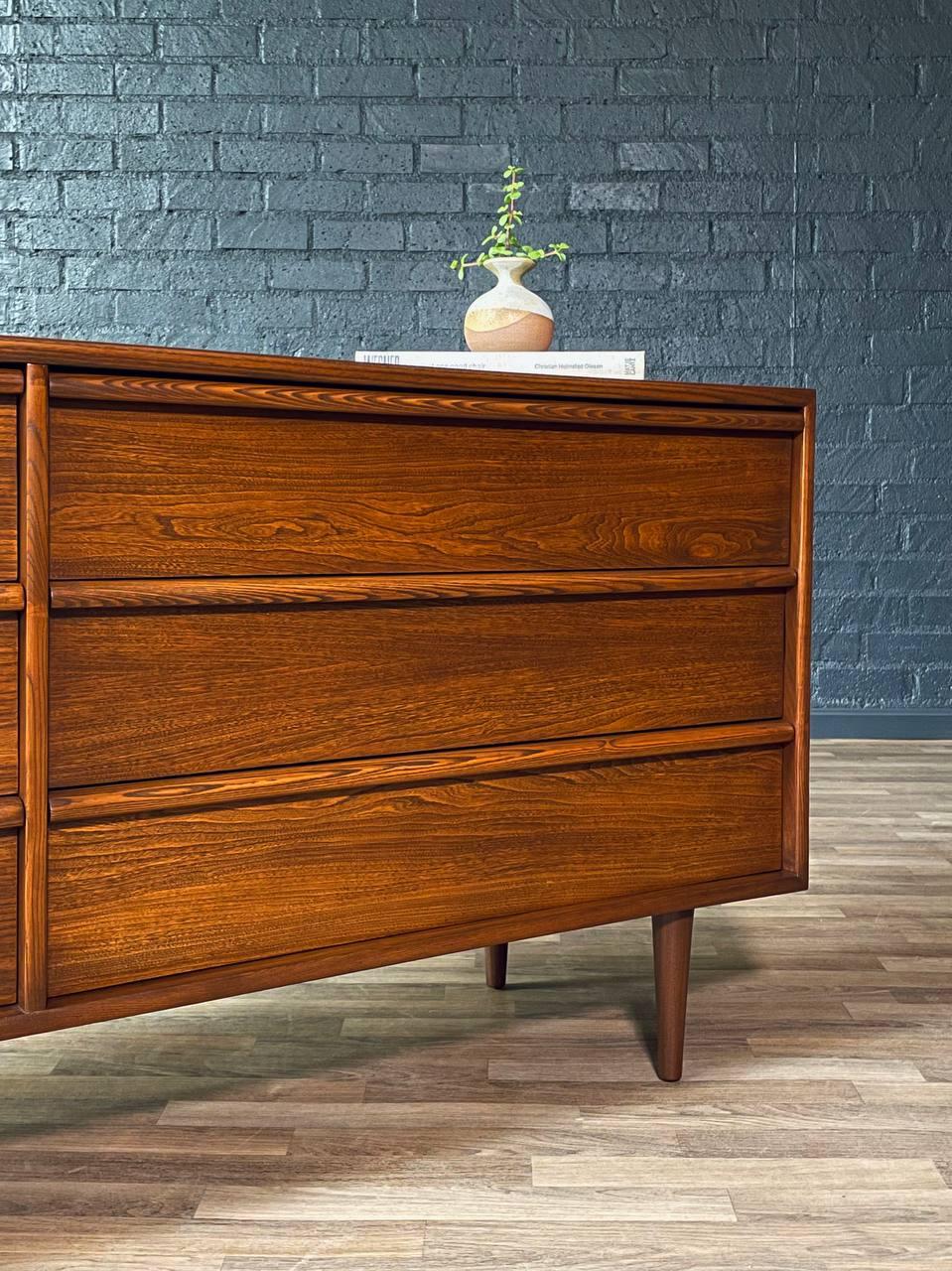 Newly Refinished - Mid-Century Modern 6-Drawer Dresser For Sale 1