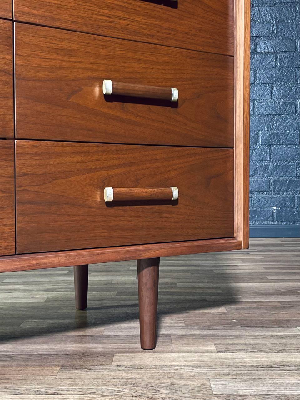 Metallo Nuovo, appena rifinito - Comò a 9 cassetti in stile Mid-Century Modern in vendita