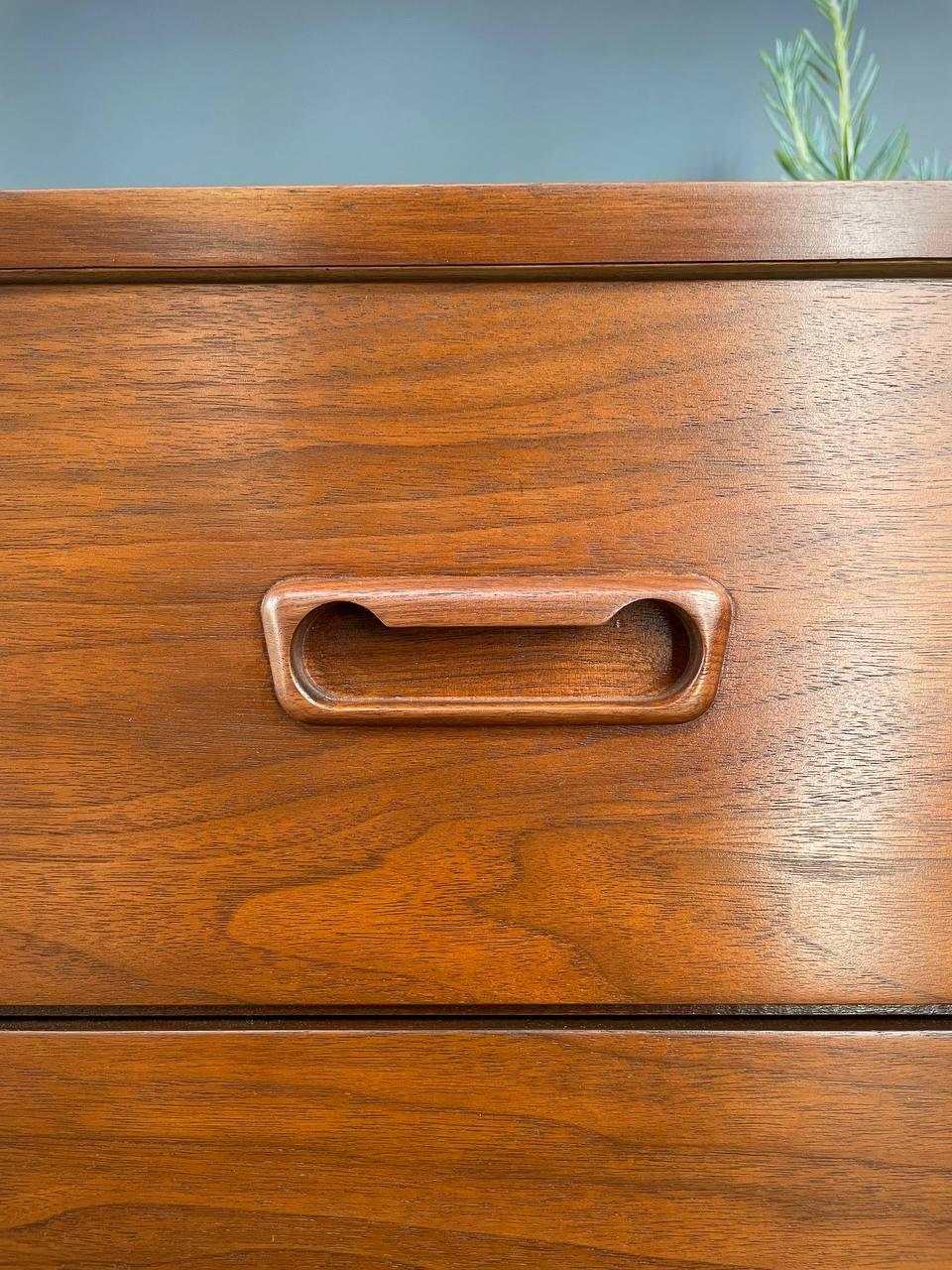 Refinished Newly - Mid-Century Modern 9-Drawer Dresser (commode à 9 tiroirs) 2
