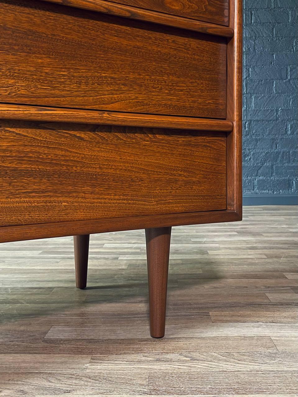 Newly Refinished - Mid-Century Modern 6-Drawer Dresser For Sale 2