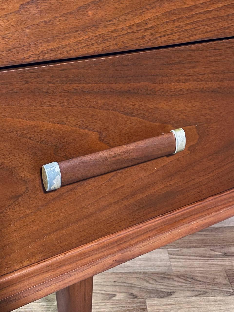 Nuovo, appena rifinito - Comò a 9 cassetti in stile Mid-Century Modern in vendita 1