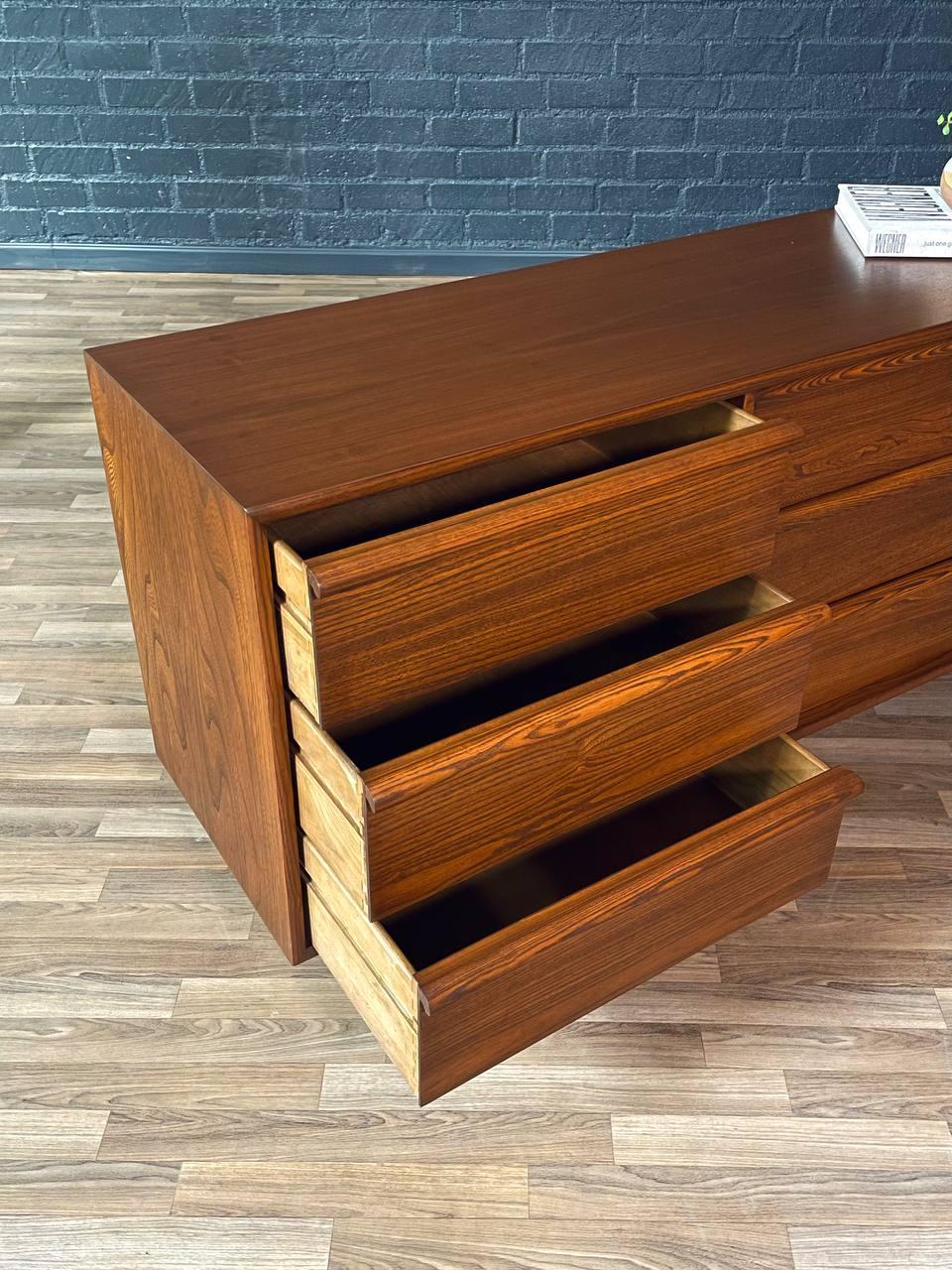Newly Refinished - Mid-Century Modern 6-Drawer Dresser For Sale 3