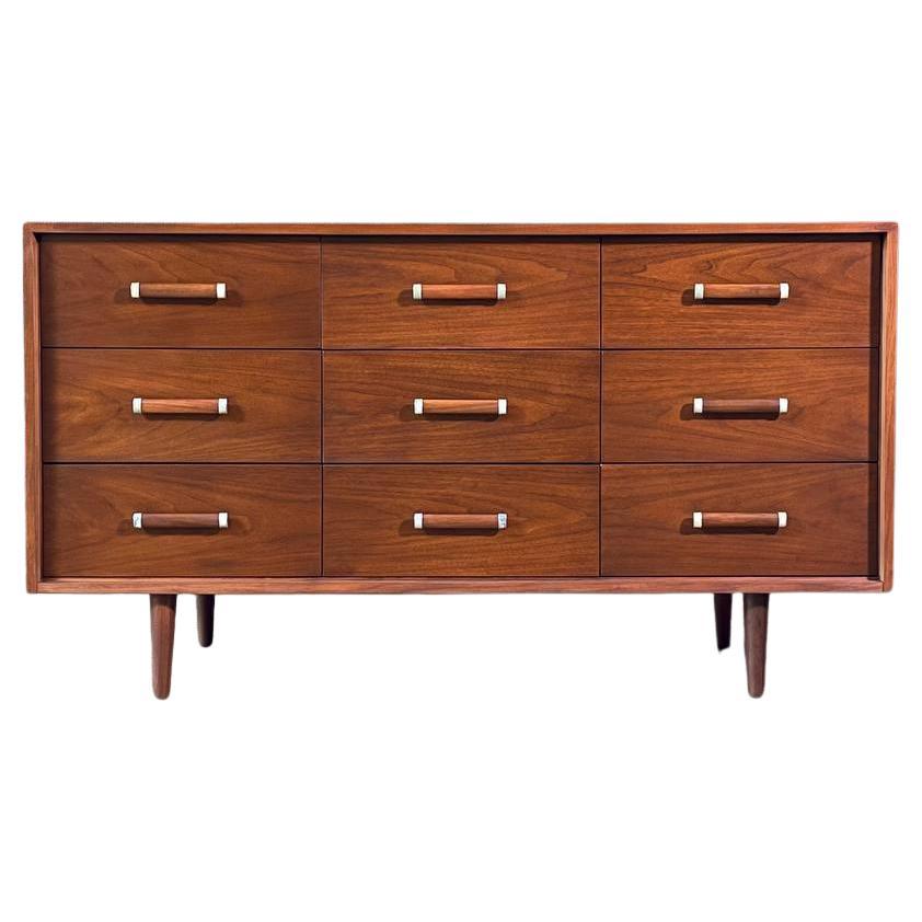 Nuovo, appena rifinito - Comò a 9 cassetti in stile Mid-Century Modern in vendita