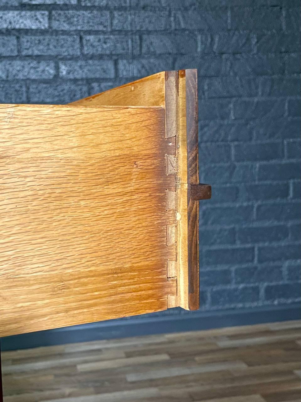 Appena rifinito - Comò a 9 cassetti in noce scolpito in stile Mid-Century Modern in vendita 3