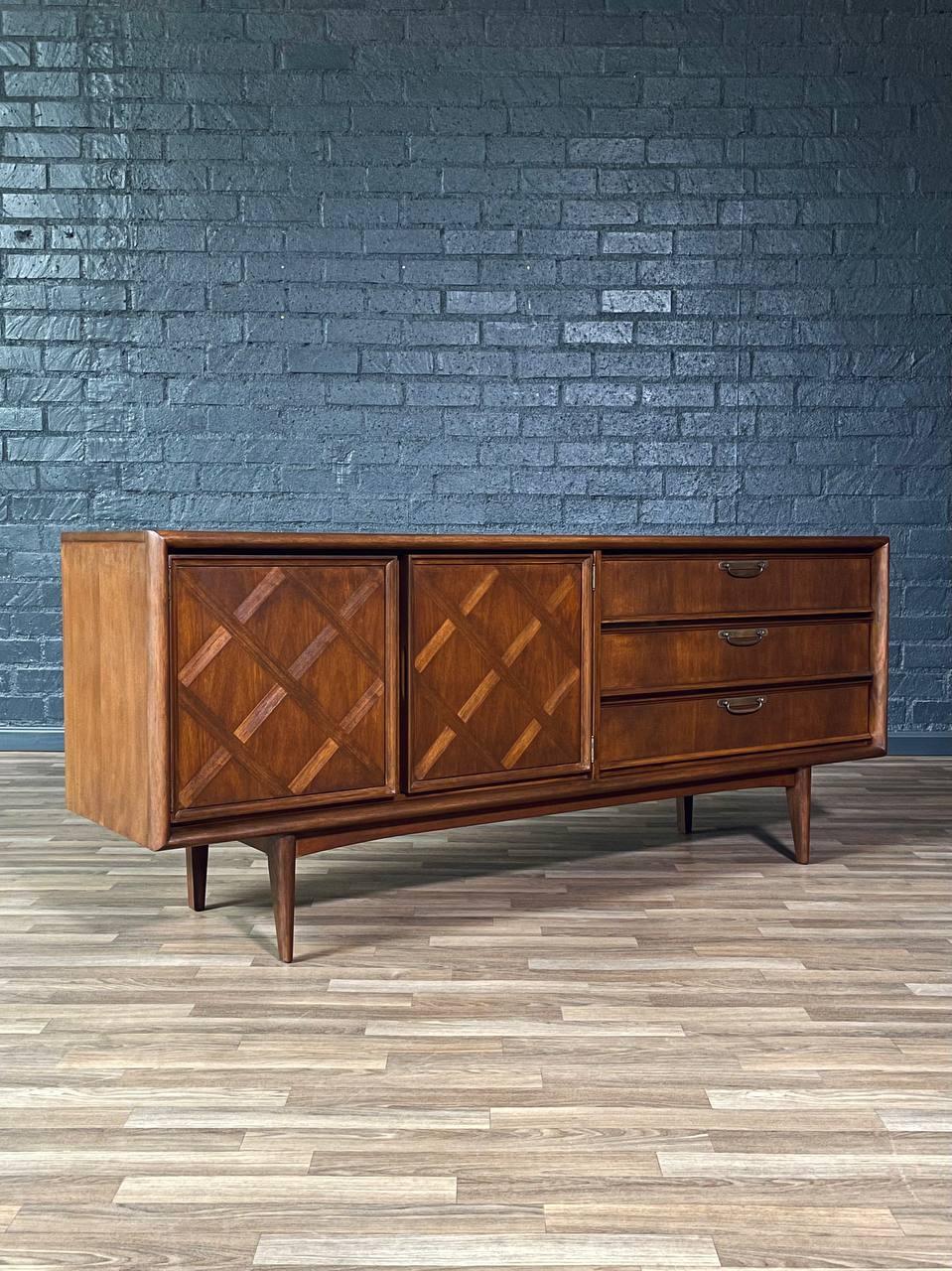 Mid-Century moderno Appena rifinito - Comò a 9 cassetti in noce scolpito in stile Mid-Century Modern in vendita