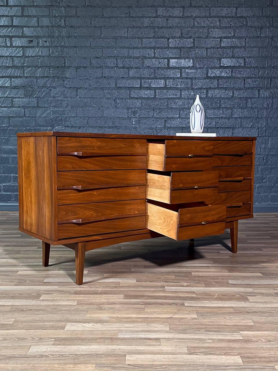 Mid-Century moderno Appena rifinito - Comò a 9 cassetti in noce scolpito in stile Mid-Century Modern in vendita