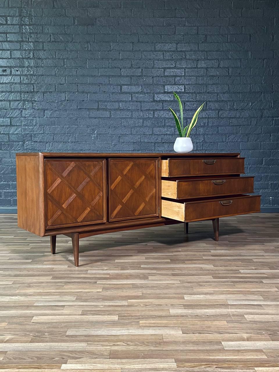 Americano Appena rifinito - Comò a 9 cassetti in noce scolpito in stile Mid-Century Modern in vendita