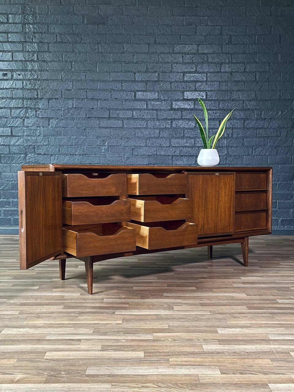 Appena rifinito - Comò a 9 cassetti in noce scolpito in stile Mid-Century Modern In condizioni ottime in vendita a Los Angeles, CA