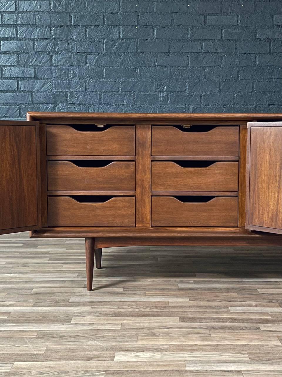 Ottone Appena rifinito - Comò a 9 cassetti in noce scolpito in stile Mid-Century Modern in vendita