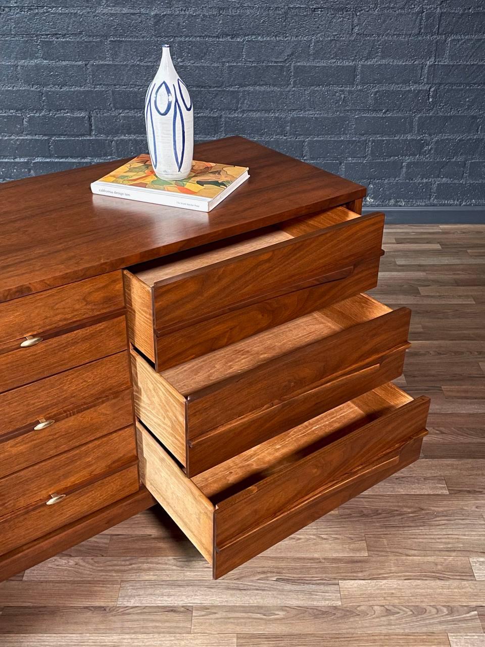 Ottone Appena rifinito - Comò a 9 cassetti in noce scolpito in stile Mid-Century Modern in vendita