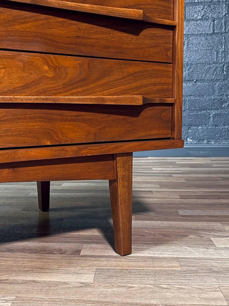 Appena rifinito - Comò a 9 cassetti in noce scolpito in stile Mid-Century Modern in vendita 1