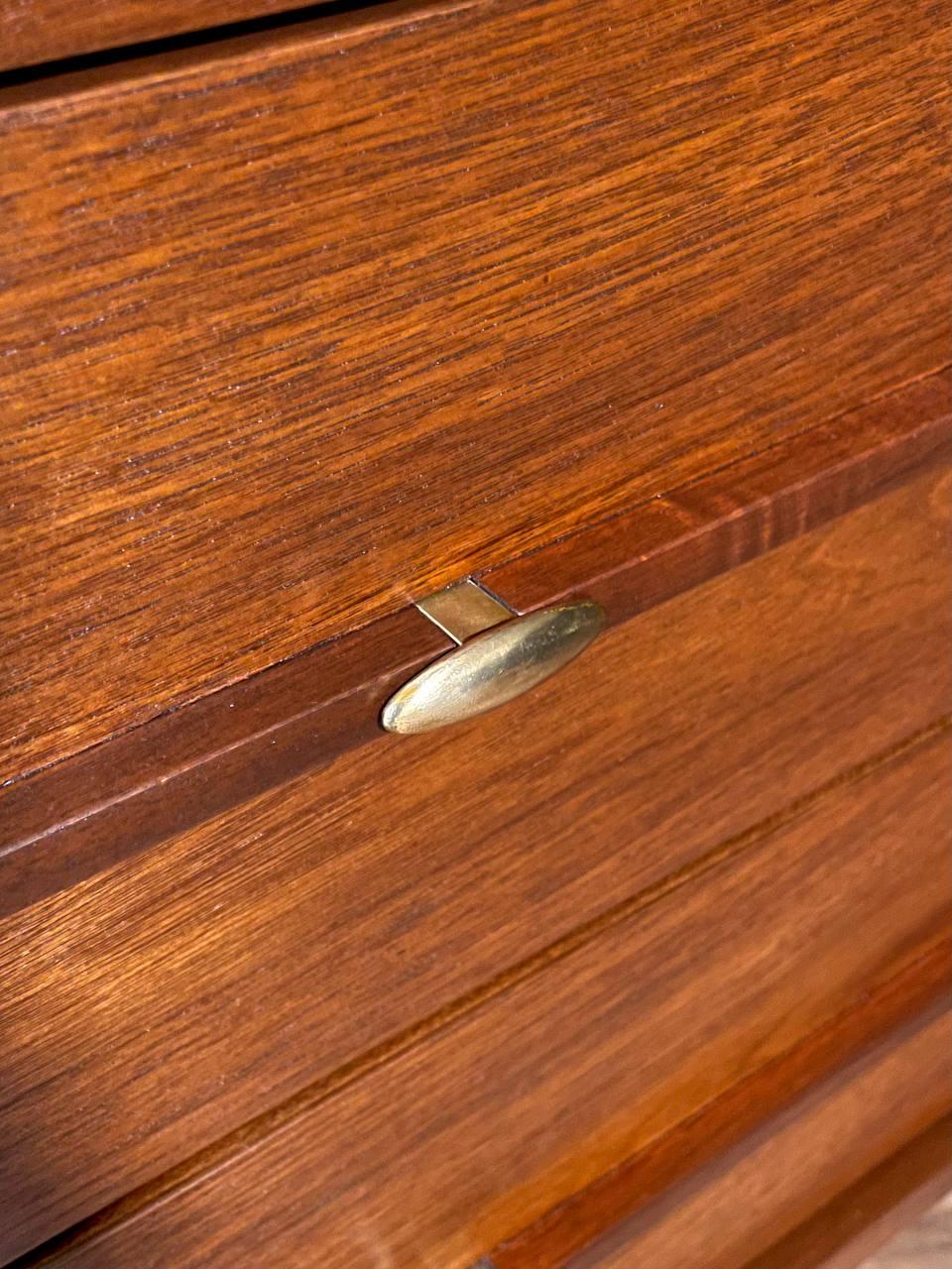 Appena rifinito - Comò a 9 cassetti in noce scolpito in stile Mid-Century Modern in vendita 2