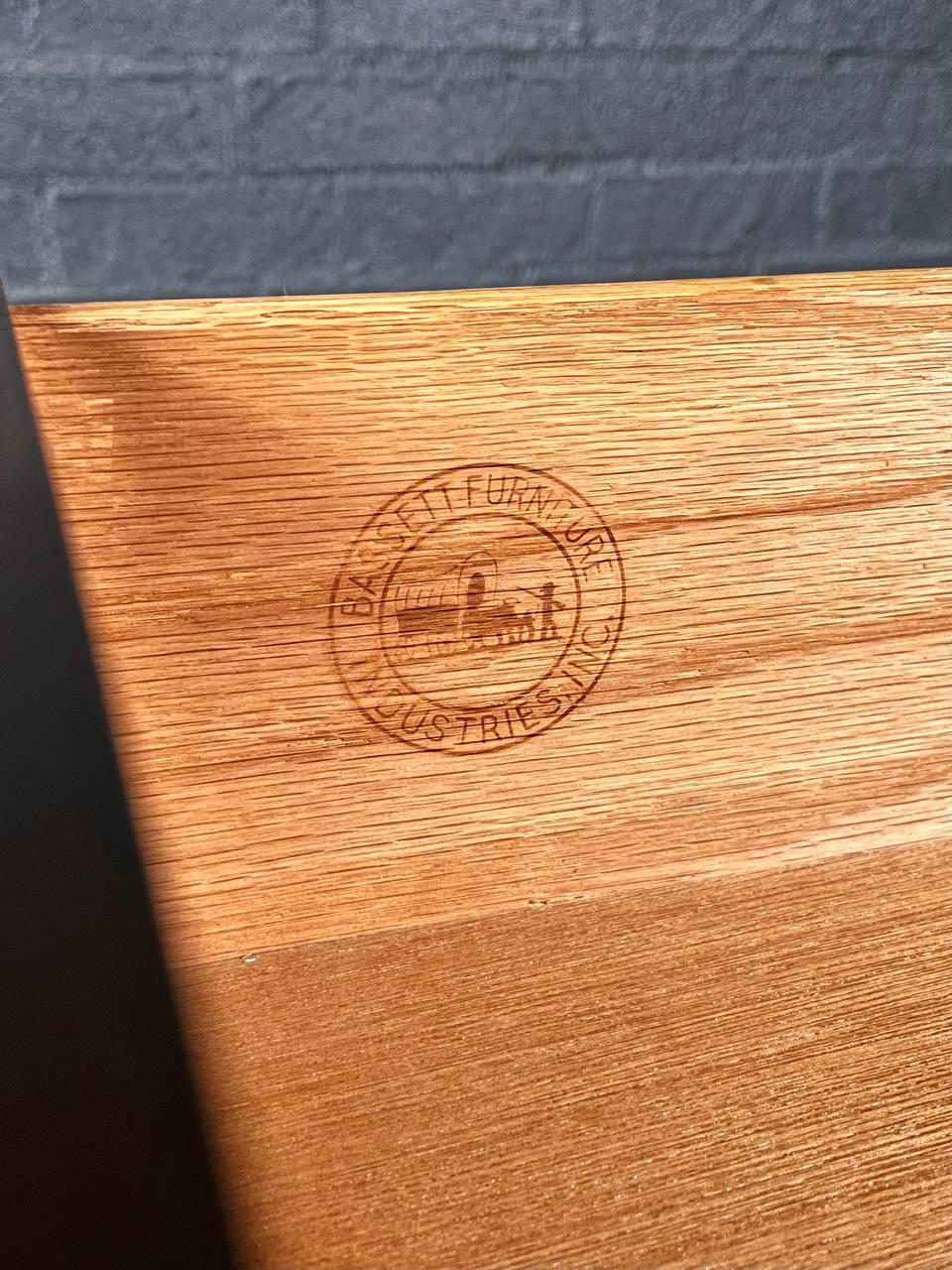 Appena rifinito - Comò a 9 cassetti in noce in stile Mid-Century Modern, Bassett Furniture in vendita 3