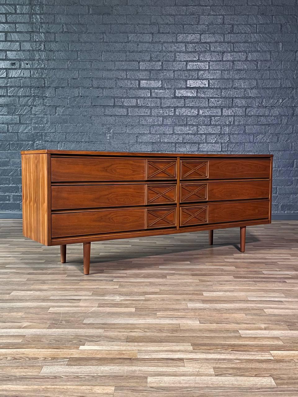 Mid-Century moderno Appena rifinito - Comò a 9 cassetti in noce in stile Mid-Century Modern, Bassett Furniture in vendita