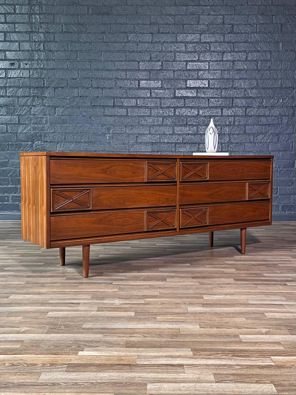Americano Appena rifinito - Comò a 9 cassetti in noce in stile Mid-Century Modern, Bassett Furniture in vendita