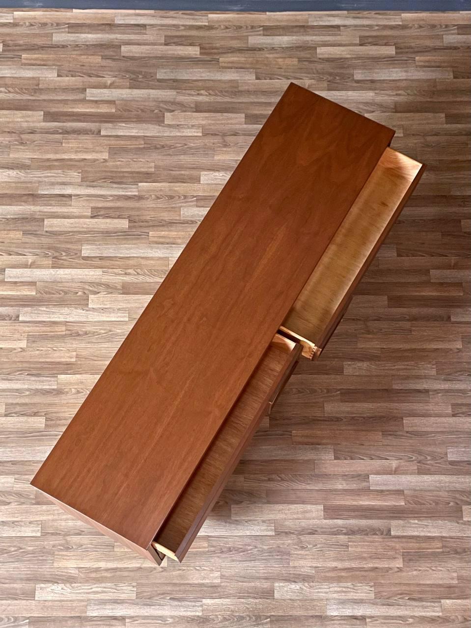 Noce Appena rifinito - Comò a 9 cassetti in noce in stile Mid-Century Modern, Bassett Furniture in vendita