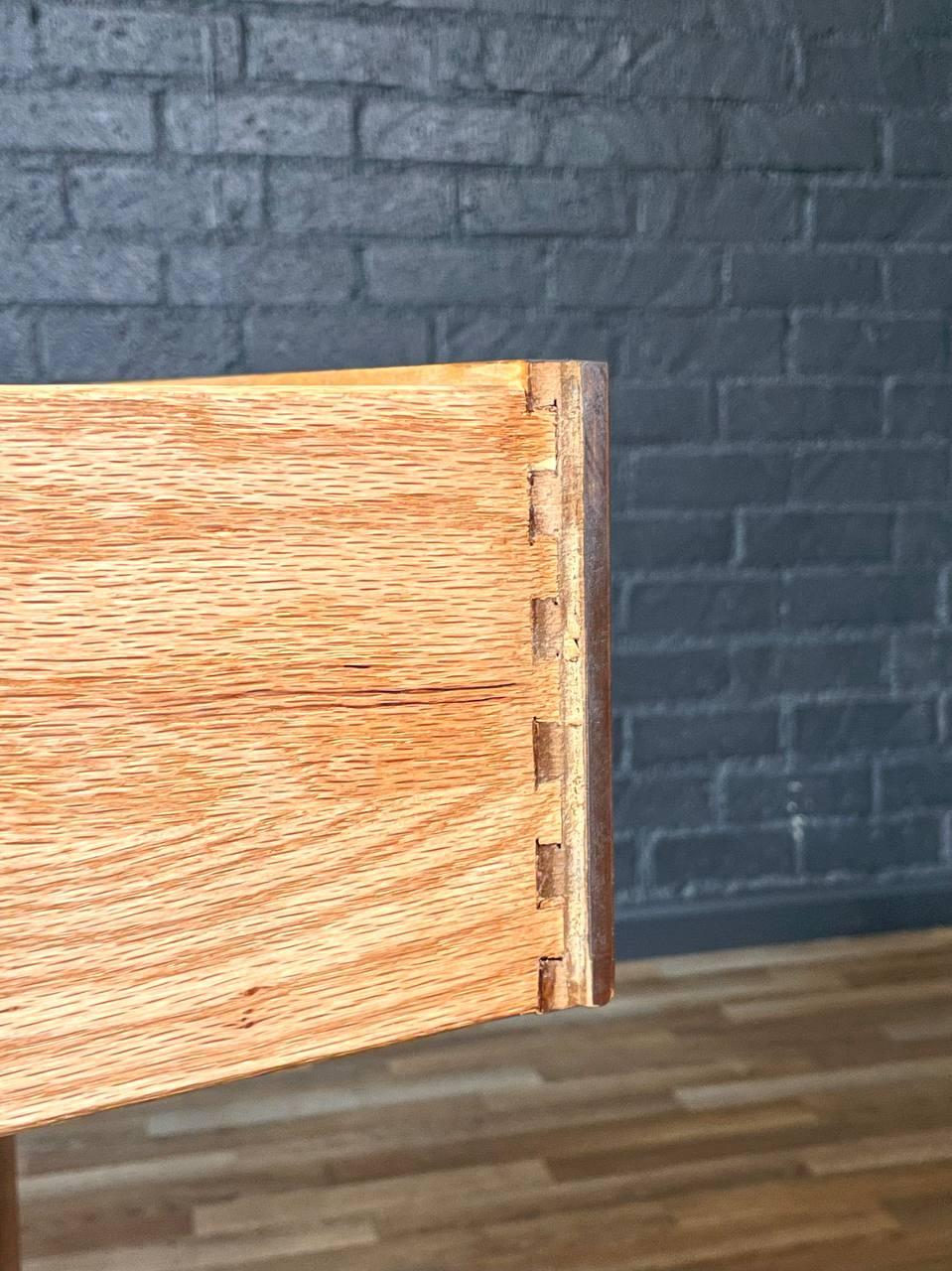 Appena rifinito - Comò a 9 cassetti in noce in stile Mid-Century Modern, Bassett Furniture in vendita 2