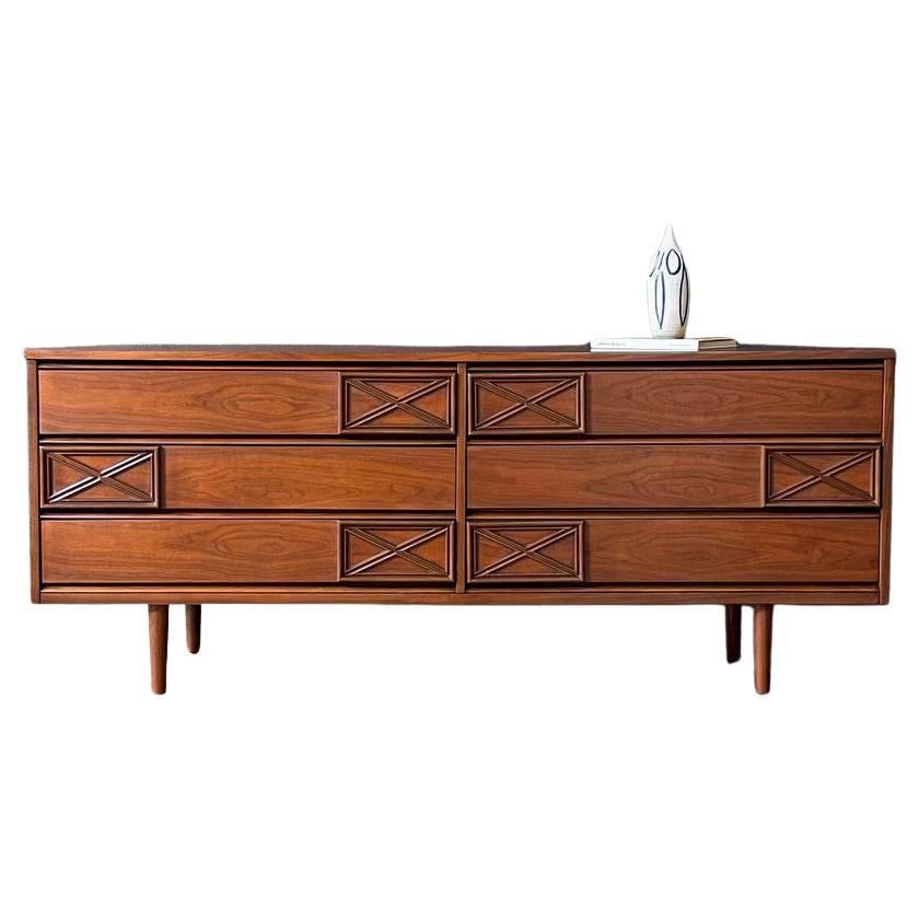 Appena rifinito - Comò a 9 cassetti in noce in stile Mid-Century Modern, Bassett Furniture